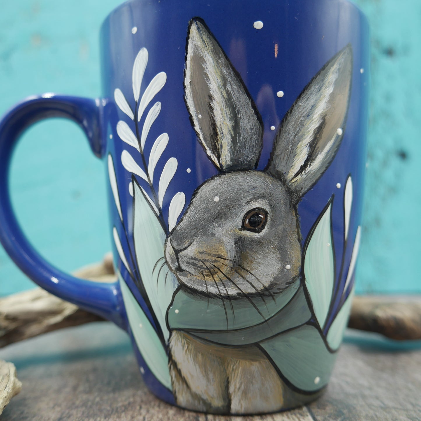 tasse peinte à la main lièvre avec foulard turquoise et feuillage