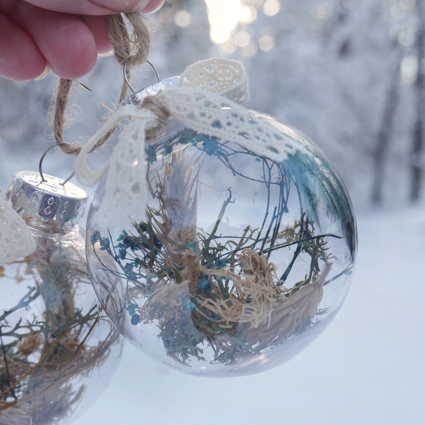 duo de boule en plastique contenant des fleurs et herbes séchées