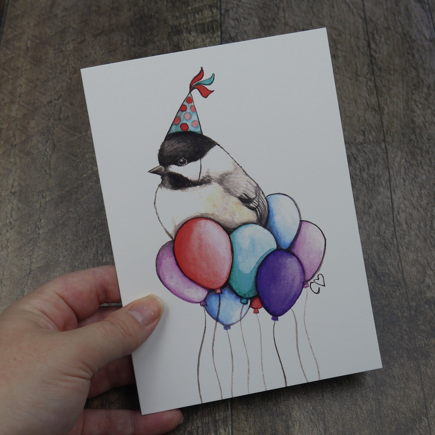 carte de souhaits mésange à tête noire avec ballons et chapeau de fête