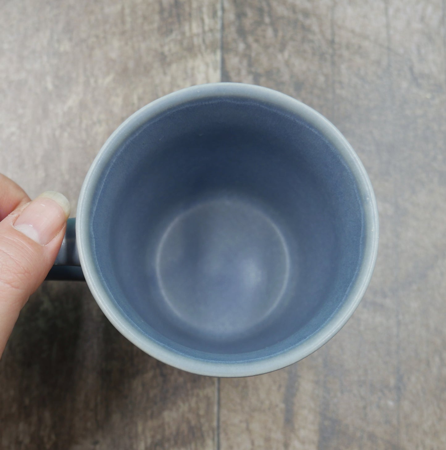 Tasse bernache entourée de verdure