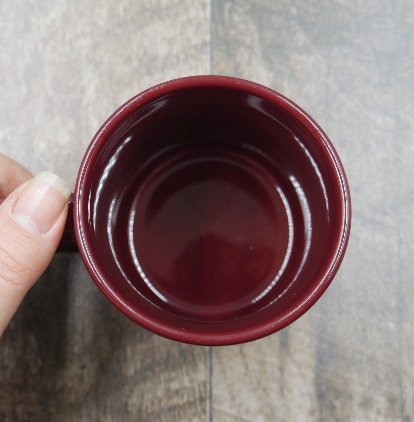 Tasse bordeau ours polaire entouré de fleurs roses