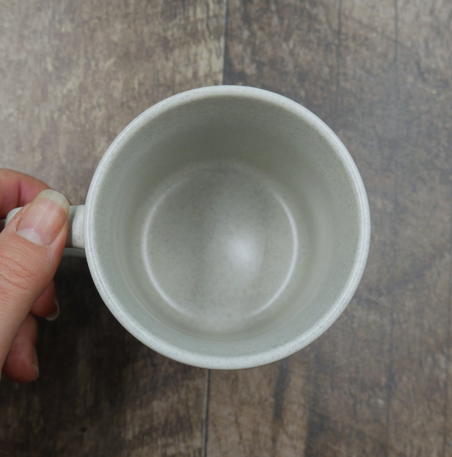 Tasse mère nature entourée de fleurs roses et de verdure