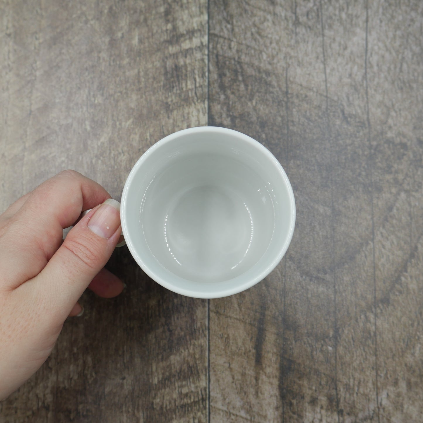 Petite tasse bonhomme de neige avec tuque et foulard rouge