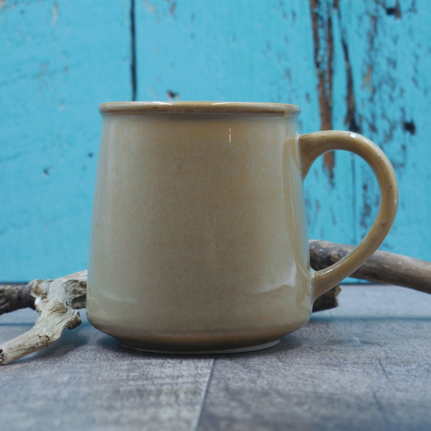 Tasse loup qui hurle avec feuillage et fleur rose peint à la main