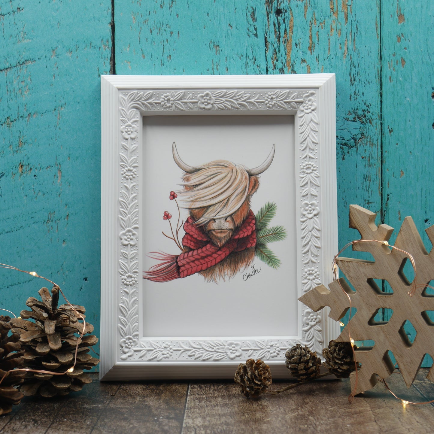 Affiche vache highland avec foulard rouge et branches de sapin