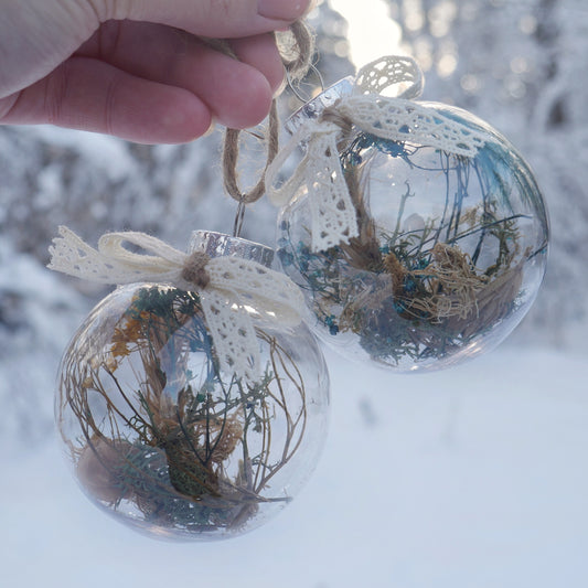 duo de boule en plastique contenant des fleurs et herbes séchées