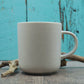 Tasse mère nature entourée de fleurs roses et de verdure