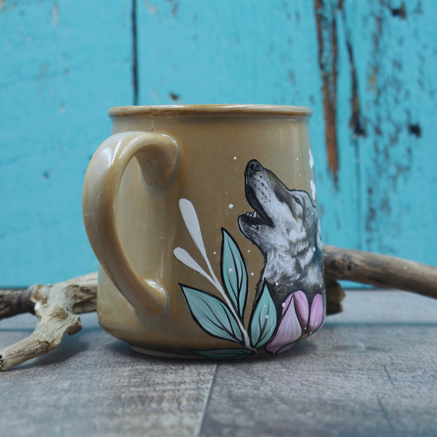 Tasse loup qui hurle avec feuillage et fleur rose peint à la main