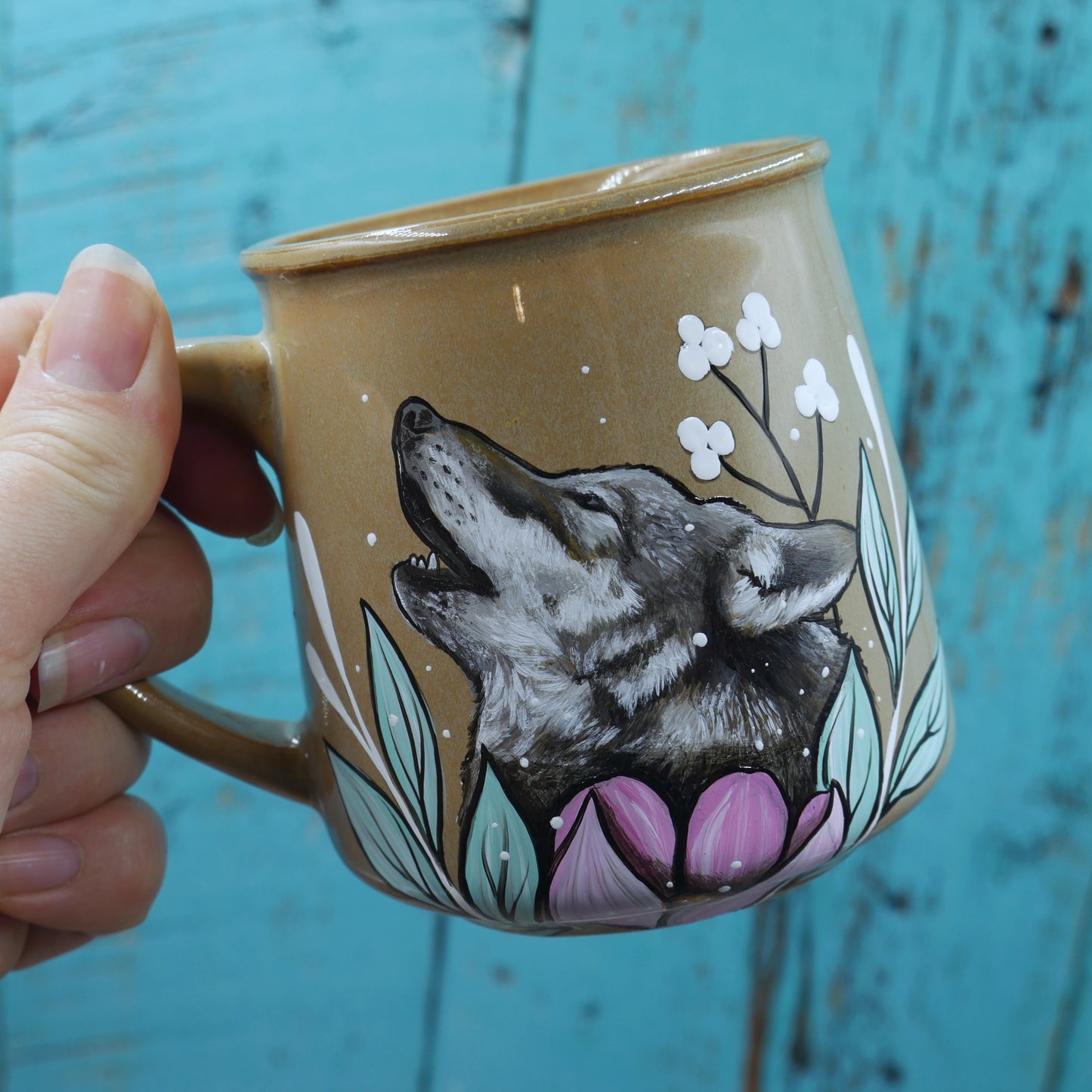 Tasse loup qui hurle avec feuillage et fleur rose peint à la main