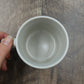Tasse mère nature entourée de fleurs roses et de verdure