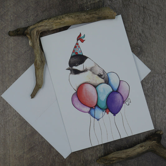 carte de souhaits mésange à tête noire avec ballons et chapeau de fête