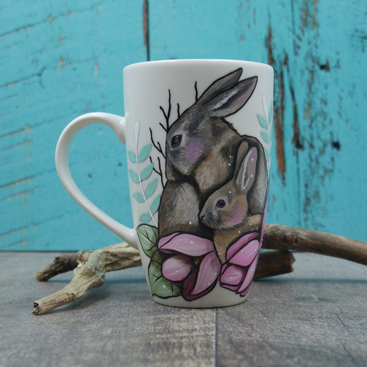 Tasse maman et bébé lièvres avec fleurs roses