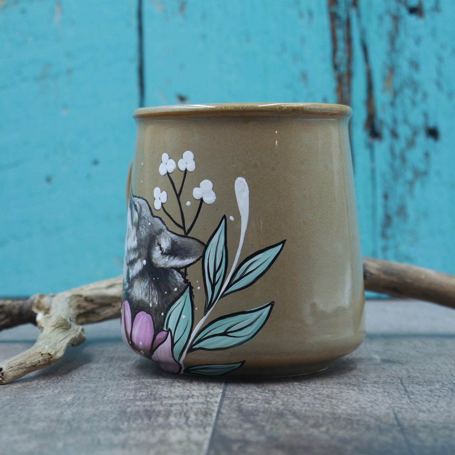 Tasse loup qui hurle avec feuillage et fleur rose peint à la main
