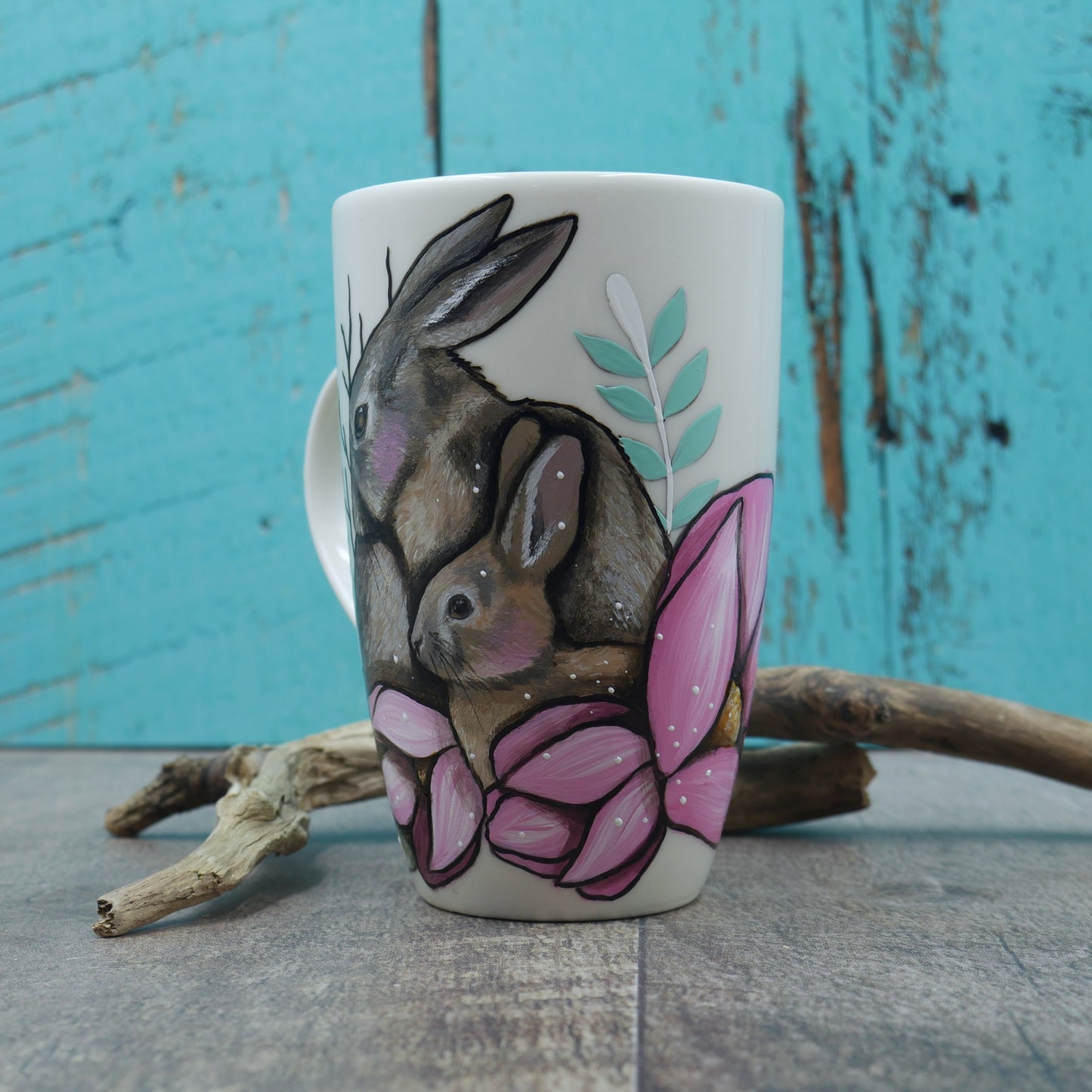 Tasse maman et bébé lièvres avec fleurs roses