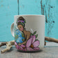 Tasse mère nature entourée de fleurs roses et de verdure