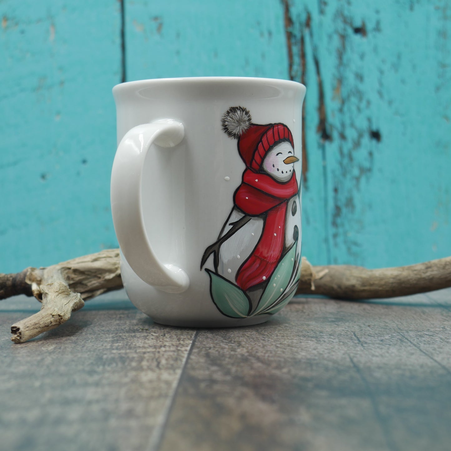 Petite tasse bonhomme de neige avec tuque et foulard rouge