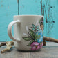 Tasse mère nature entourée de fleurs roses et de verdure
