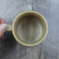 Tasse loup qui hurle avec feuillage et fleur rose peint à la main