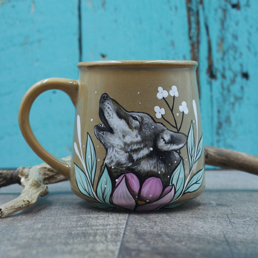 Tasse loup qui hurle avec feuillage et fleur rose peint à la main