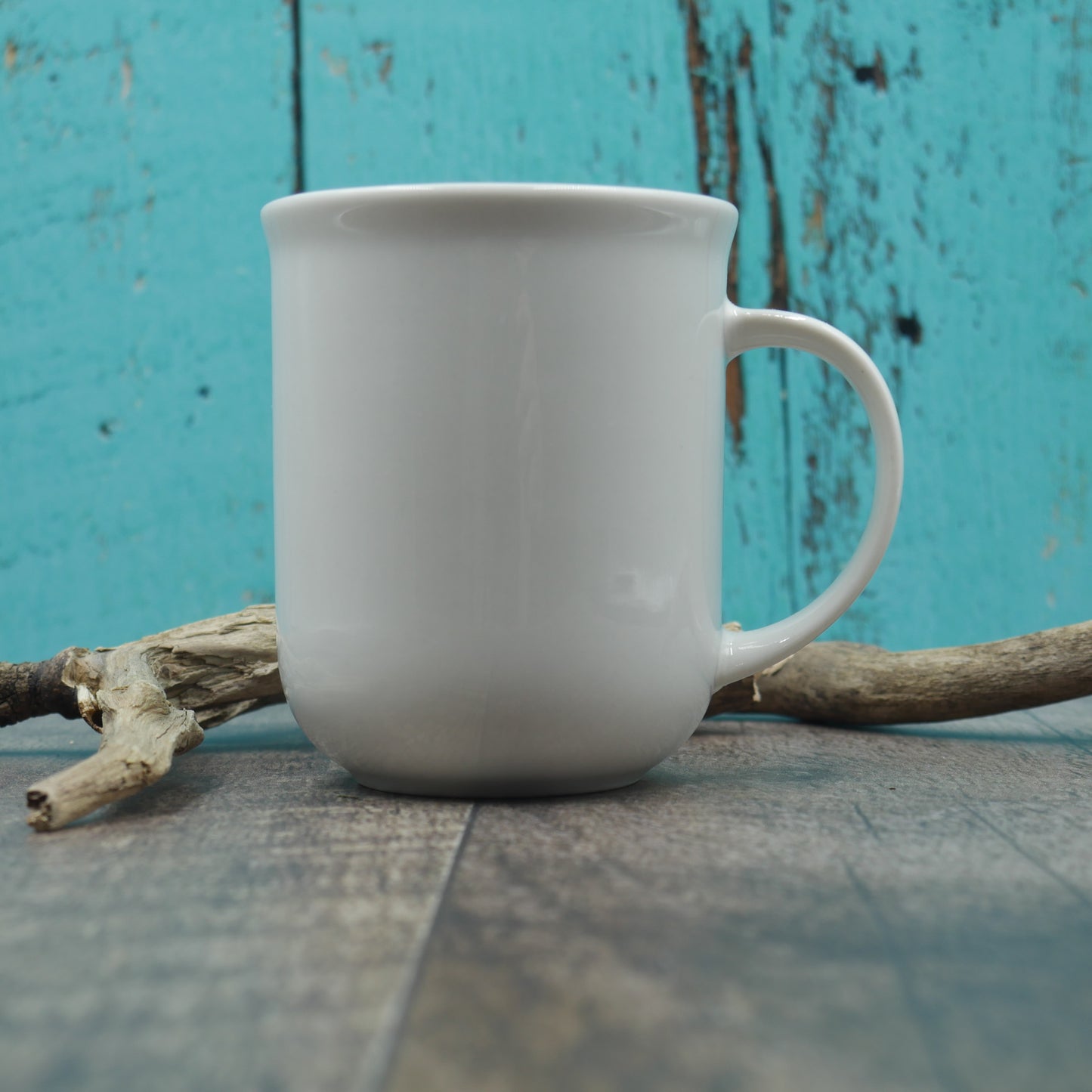 Petite tasse bonhomme de neige avec tuque et foulard rouge