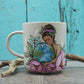Tasse mère nature entourée de fleurs roses et de verdure
