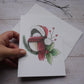 Carte de vœux mésange à tête noire avec chapeaux de Noël et branches de sapin
