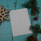 Carte de vœux geai bleu avec foulard rouge et branches de sapin